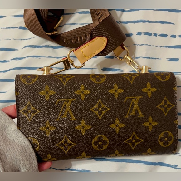 Authentic Louis Vuitton Sarah Wallet - Picture 3 of 16